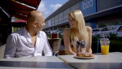 她在国外度过的一个星期，享受了一生中最疯狂的性爱体验